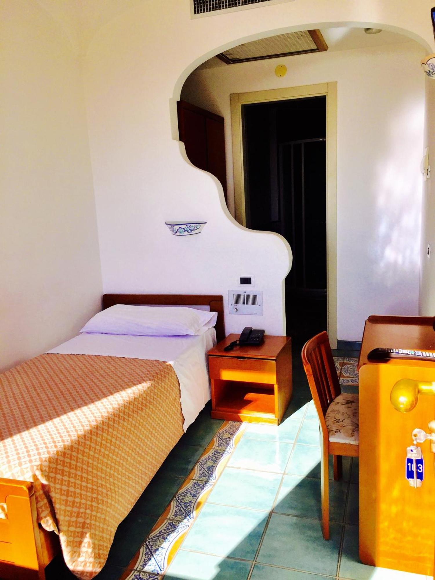 Hotel Don Felipe Ísquia Quarto foto